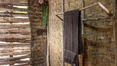 The Asaro Mudmen Tribal Eco Lodge的浴室的毛巾挂在墙上