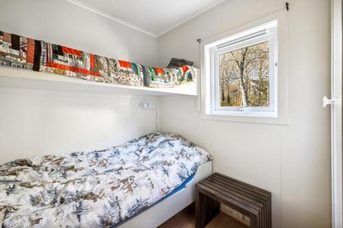 波多Hytte i Saltstraumen的一间小卧室,配有床和窗户