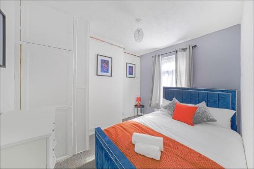 埃德蒙顿The Marsden - Modern 3 bed, Virgin TV, WIFI的卧室配有蓝色和白色的床和红色枕头