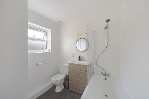 埃德蒙顿The Marsden - Modern 3 bed, Virgin TV, WIFI的白色的浴室设有卫生间和淋浴。