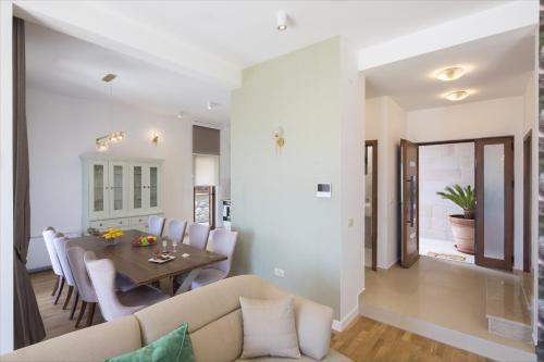 布德瓦Luxury Villa Flower的用餐室以及带桌椅的起居室。