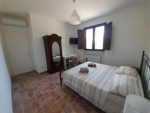 巴蒂帕利亚Serroni Alto的一间卧室配有一张大床和镜子