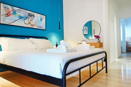 海若克利欧Menta Loft的一间卧室配有一张蓝色墙壁的床