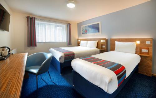 索兹都柏林机场北索兹旅游宾馆的酒店客房配有两张床和一张书桌