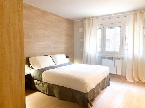 安道尔城¡Más céntrico imposible! 6PAX+PK的一间卧室配有一张带白色床单的床和一扇窗户。