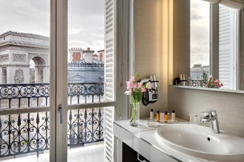 巴黎伊特莱尔辉煌饭店的一间带水槽的浴室和一个美景窗户