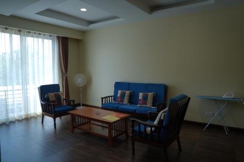 内罗毕Shayona Apartments Limited的客厅配有沙发、椅子和桌子