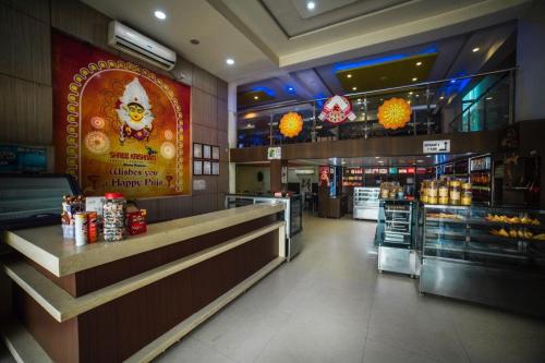 古瓦哈提Asian Suites Guwahati的中间设有柜台的快餐店