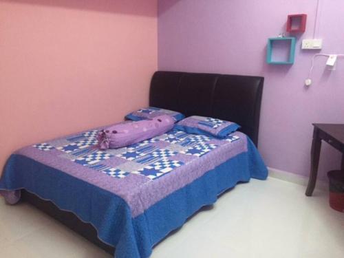 CukaiD'FIEZA HOMESTAY KEMAMAN的一间小卧室,配有一张紫色墙壁床