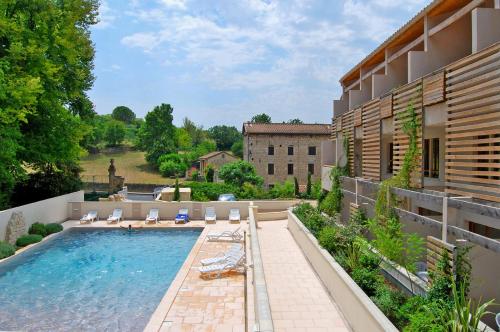 巴尔雅克Lagrange Grand Bleu Vacances – Résidence La Closerie的一座带躺椅的游泳池和一座建筑