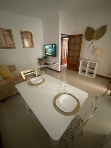 普拉亚Apartamento Siomaly - Piscina的客厅配有白色的桌椅