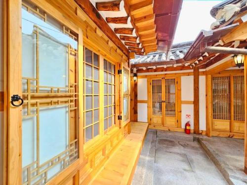 首尔Seoul, Hanok Stay Kyeongaejae的一间空房间,设有木墙和窗户