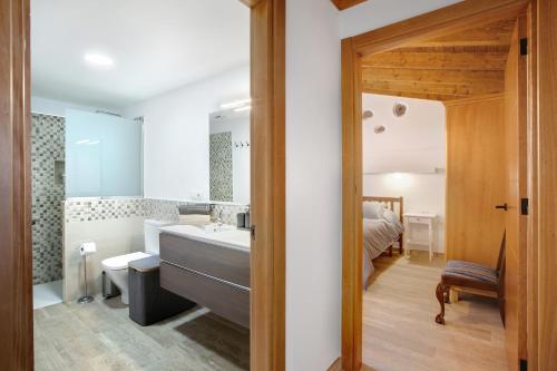 塔科龙特Casa Marhec的一间带水槽的浴室和一张位于客房内的床