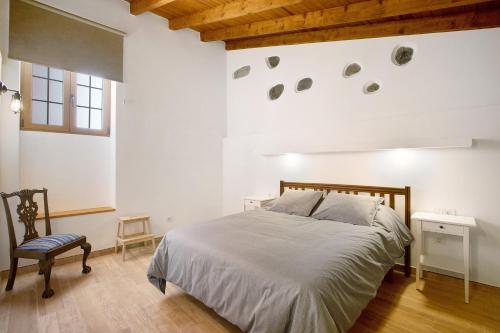 塔科龙特Casa Marhec的白色卧室配有床和椅子