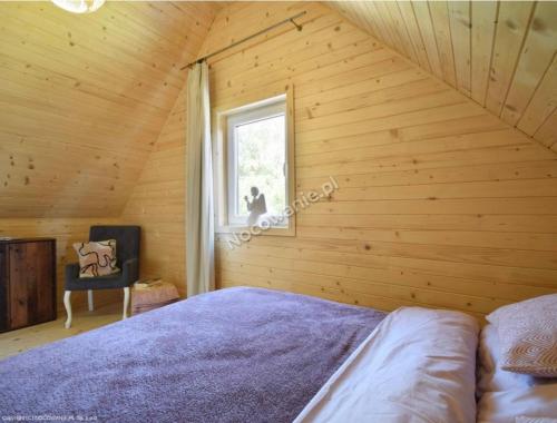 里沃Amara Houses的一间卧室设有一张大床和一个窗户。