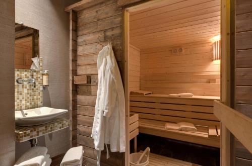 巴黎罗切斯特香榭丽舍酒店的浴室设有1个带水槽和浴缸的桑拿浴室