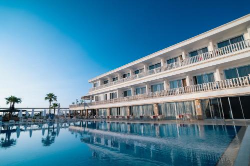 安塔利亚SL La Perla Hotel Kemer的大楼前设有游泳池的酒店