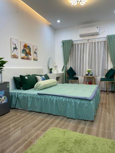 河内Nhà Nghỉ Huyền Anh的一间卧室配有一张带绿床罩的床