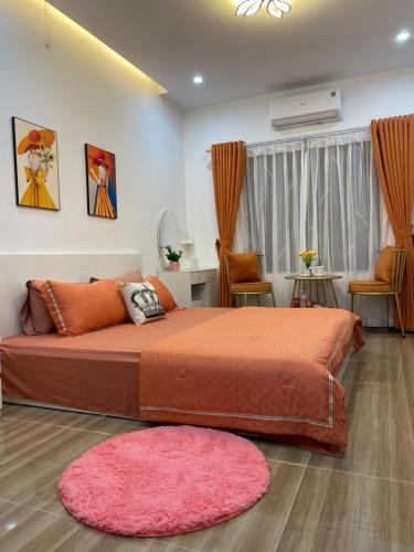 河内Nhà Nghỉ Huyền Anh的一间带两张床的卧室和粉红色的地毯