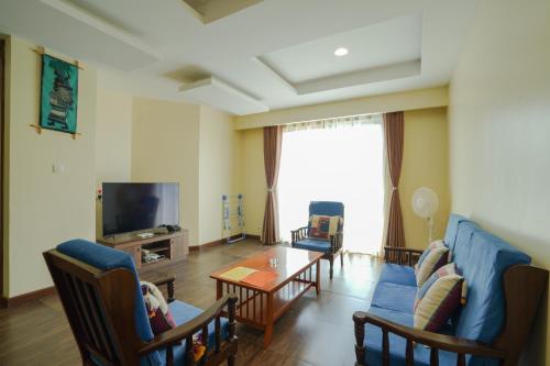 内罗毕Shayona Apartments Limited的客厅配有沙发和桌子
