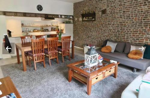 马斯特里赫特Hoeve op de Meer的客厅配有沙发和桌子