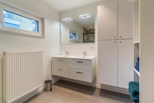 布兰肯贝赫Maison les Bruyères的白色的浴室设有水槽和镜子
