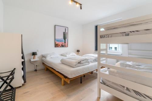 布兰肯贝赫Maison les Bruyères的一间卧室设有两张双层床和梯子