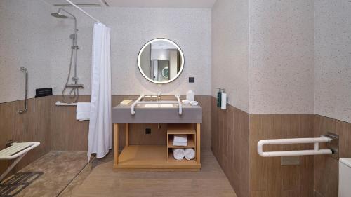 聊城聊城江北水城希尔顿花园酒店的一间带水槽和镜子的浴室