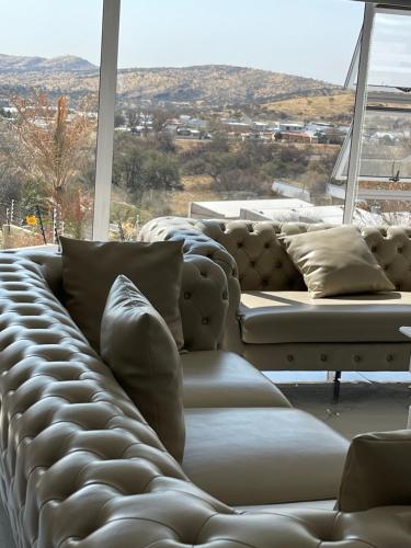 温特和克Avis sunrise view的配有大窗户的客房内的大沙发