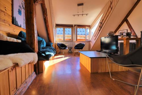 巴斯洛内特Superbe appartement esprit chalet的客厅配有沙发和桌椅
