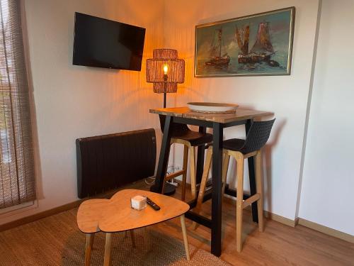 卡布尔Joli studio près du front de mer的配有桌子和台灯的书桌的房间