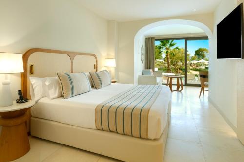 圣安东尼奥TRS Ibiza Hotel -Adults Only的一间带大床的卧室和一间客厅