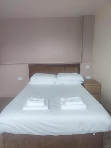 巴里塔德罗斯酒店的一张白色的大床,带两条毛巾