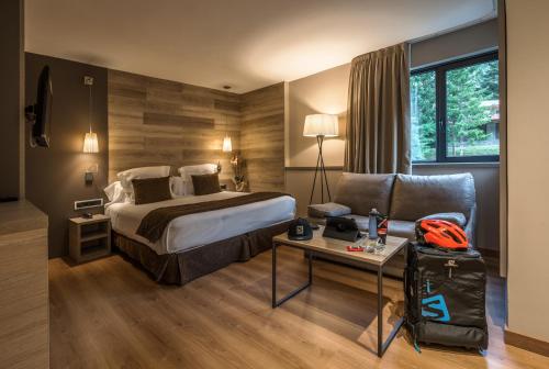 巴奎伊拉-贝莱特布兰克图克酒店的配有一张床和一把椅子的酒店客房