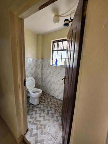 KagioZuri homes 1的一间带卫生间和窗户的浴室