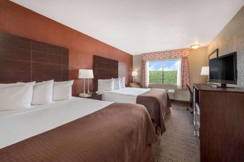 米德兰米德兰机场贝蒙特旅馆套房酒店的酒店客房设有两张床和一台平面电视。