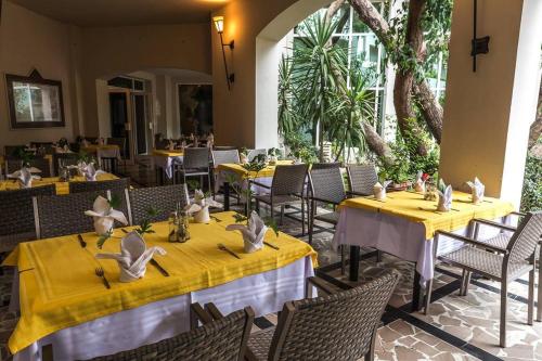 哈马马特Tunisia Lodge的餐厅设有桌椅和黄色桌布