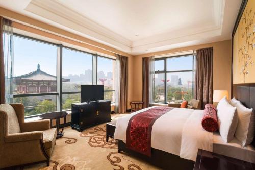 西安西安豪享来温德姆至尊公寓的酒店客房设有一张床和一个大窗户