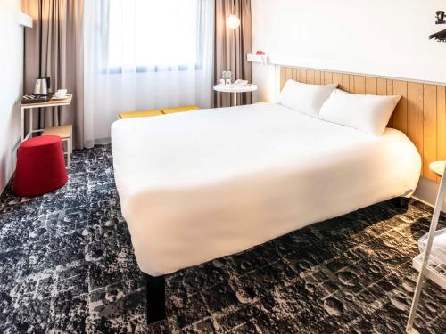 克拉科夫克拉科夫中心宜必思酒店的一张大白色的床,位于酒店客房内