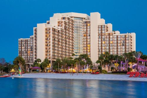奥兰多Hyatt Regency Grand Cypress Resort的海滩上一座大型建筑,位于度假村前