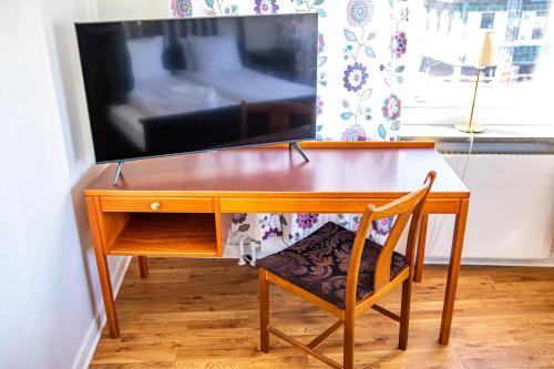 博伦厄Saga Hotell的一张木桌,上面有电视
