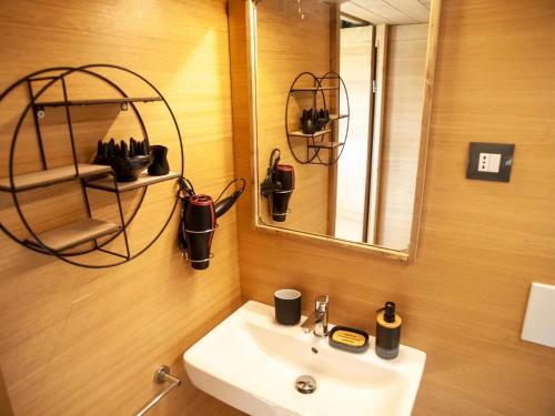 皮昂比诺Suite Glamping vicino al mare的一间带水槽和镜子的浴室