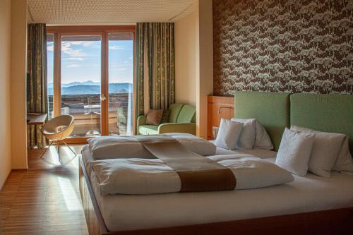 里格斯堡里格斯酒店的酒店客房设有两张床和一个阳台。