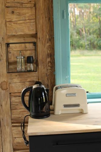 WdaDaleko w lesie的茶壶和烤面包机(位于柜台上)