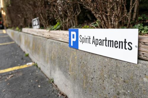 英格堡Spirit Apartments - Neben dem Titlis - Parkplatz的墙上的一个标志,上面写着停车公寓