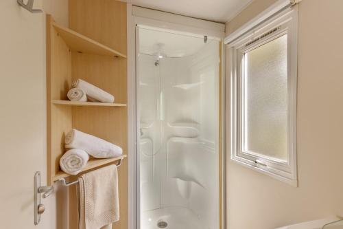 博尔马斯·莱斯·米默萨斯Camping du Grand Batailler的带淋浴的浴室和玻璃门
