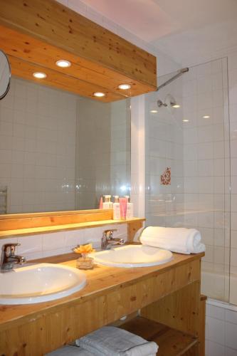 瓦勒迪泽尔Résidence Alpina Lodge by Valdiski的一间带两个盥洗盆和大镜子的浴室