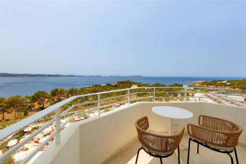圣安东尼奥TRS Ibiza Hotel -All Inclusive Adults Only的一个带桌椅的海景阳台