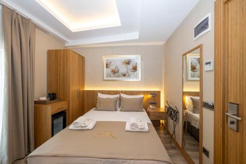 伊斯坦布尔Hotel Ravi的一间卧室配有一张床,上面有两条毛巾
