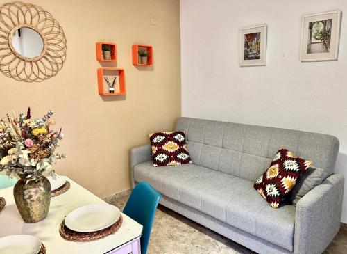 科尔多瓦Apartamento La Rosa - RECIÉN REFORMADO的客厅配有沙发和桌子